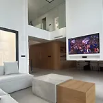 Ultra-modern 5-bed Luxury With Private Pool & Cinema 13 Min To *