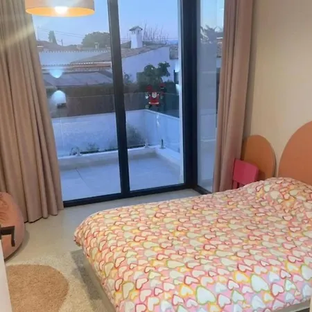 Ultra-modern 5-bed Luxury With Private Pool & Cinema 13 Min To *