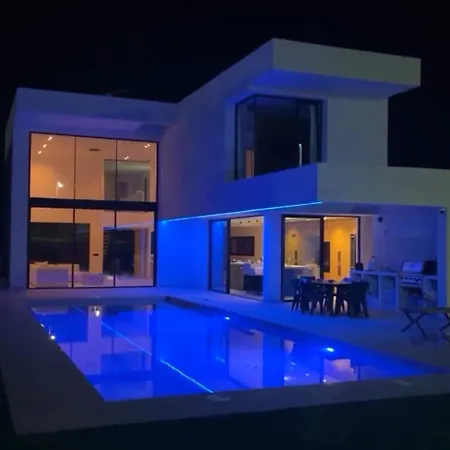 Ultra-modern 5-bed Luxury With Private Pool & Cinema 13 Min To *
