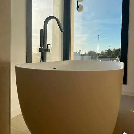 Ultra-modern 5-bed Luxury With Private Pool & Cinema 13 Min To *