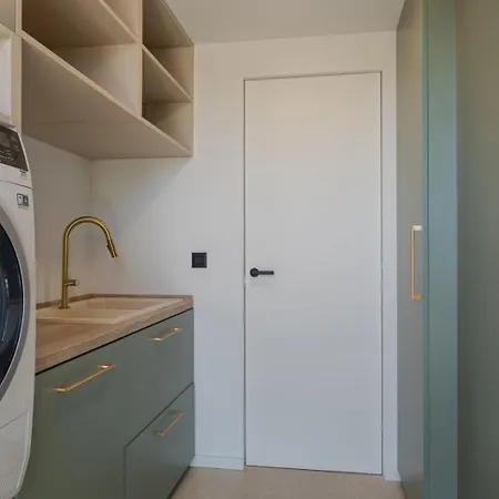 Ultra-modern 5-bed Luxury With Private Pool & Cinema 13 Min To *