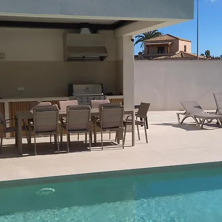 Ultra-modern 5-bed Luxury With Private Pool & Cinema 13 Min To