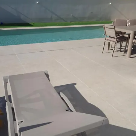Ultra-modern 5-bed Luxury With Private Pool & Cinema 13 Min To