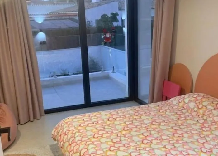 Ultra-modern 5-bed Luxury With Private Pool & Cinema 13 Min To *