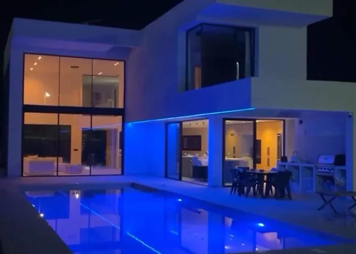 Ultra-modern 5-bed Luxury With Private Pool & Cinema 13 Min To *
