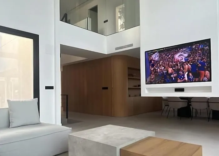 Ultra-modern 5-bed Luxury With Private Pool & Cinema 13 Min To *
