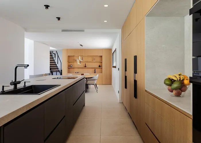 Ultra-modern 5-bed Luxury With Private Pool & Cinema 13 Min To *
