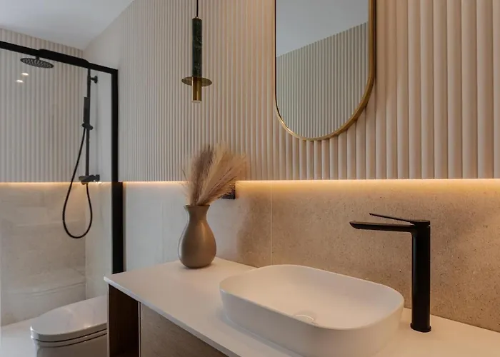 Ultra-modern 5-bed Luxury With Private Pool & Cinema 13 Min To
