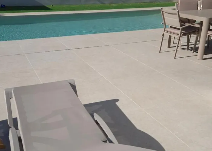 Ultra-modern 5-bed Luxury With Private Pool & Cinema 13 Min To